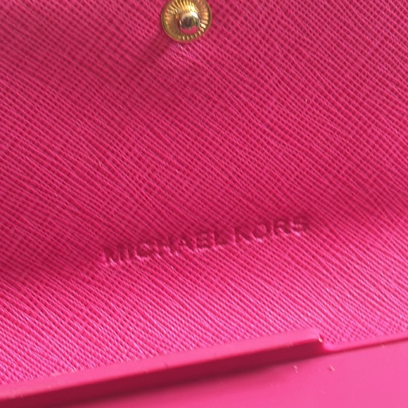 Michael Kors cell phone holder with credit card slots - Picture 7 of 14